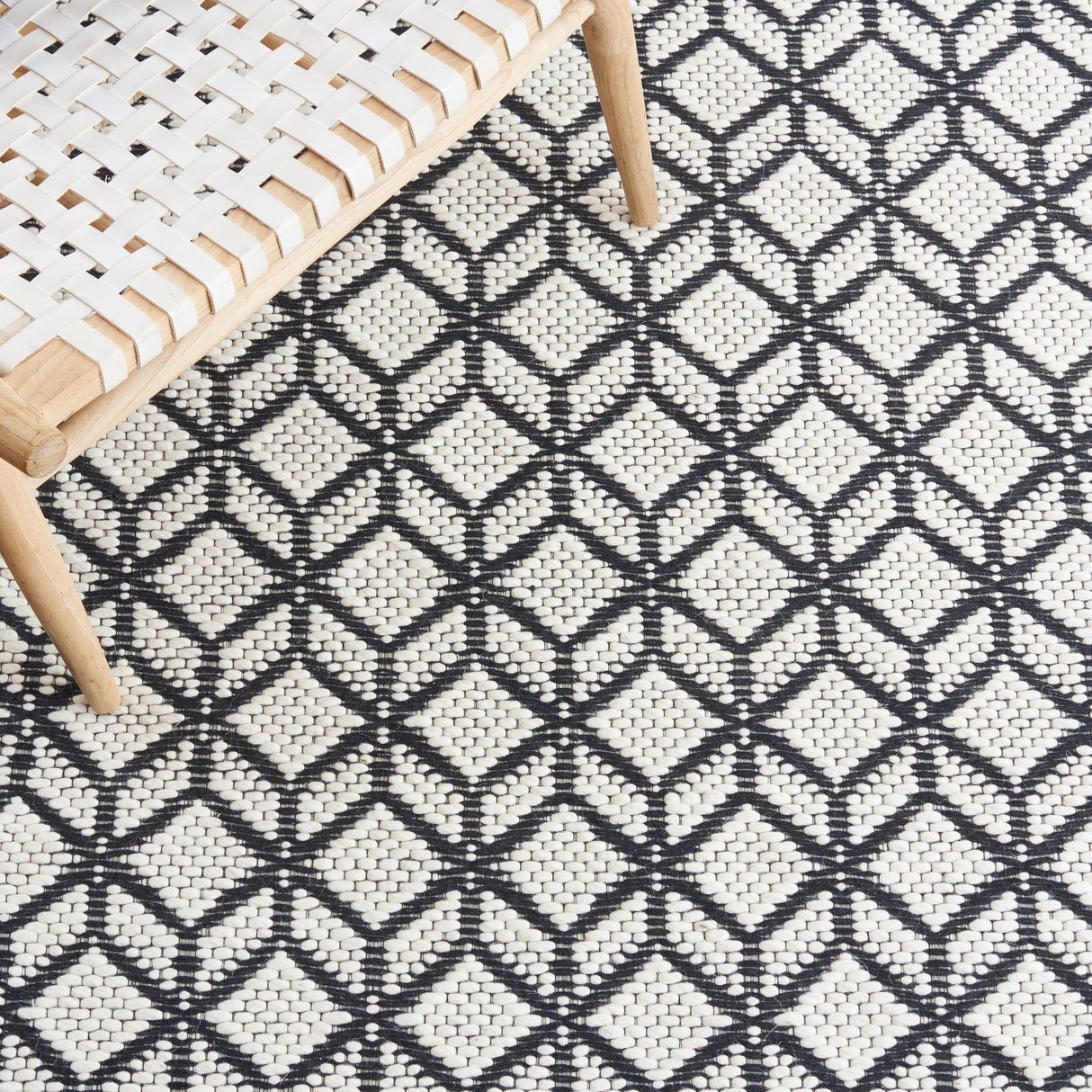 Safavieh Vermont Vrm150Z Ivory/Black Rug.