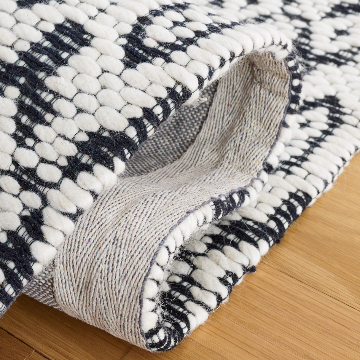Safavieh Vermont Vrm151Z Ivory/Black Rug.