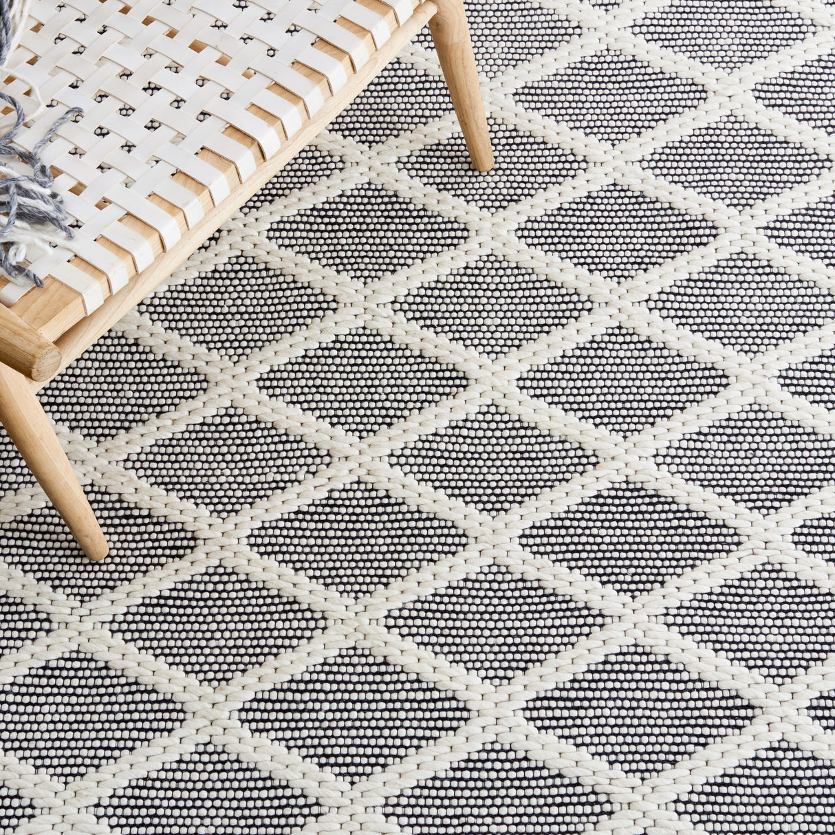 Safavieh Vermont Vrm154Z Ivory/Black Rug.