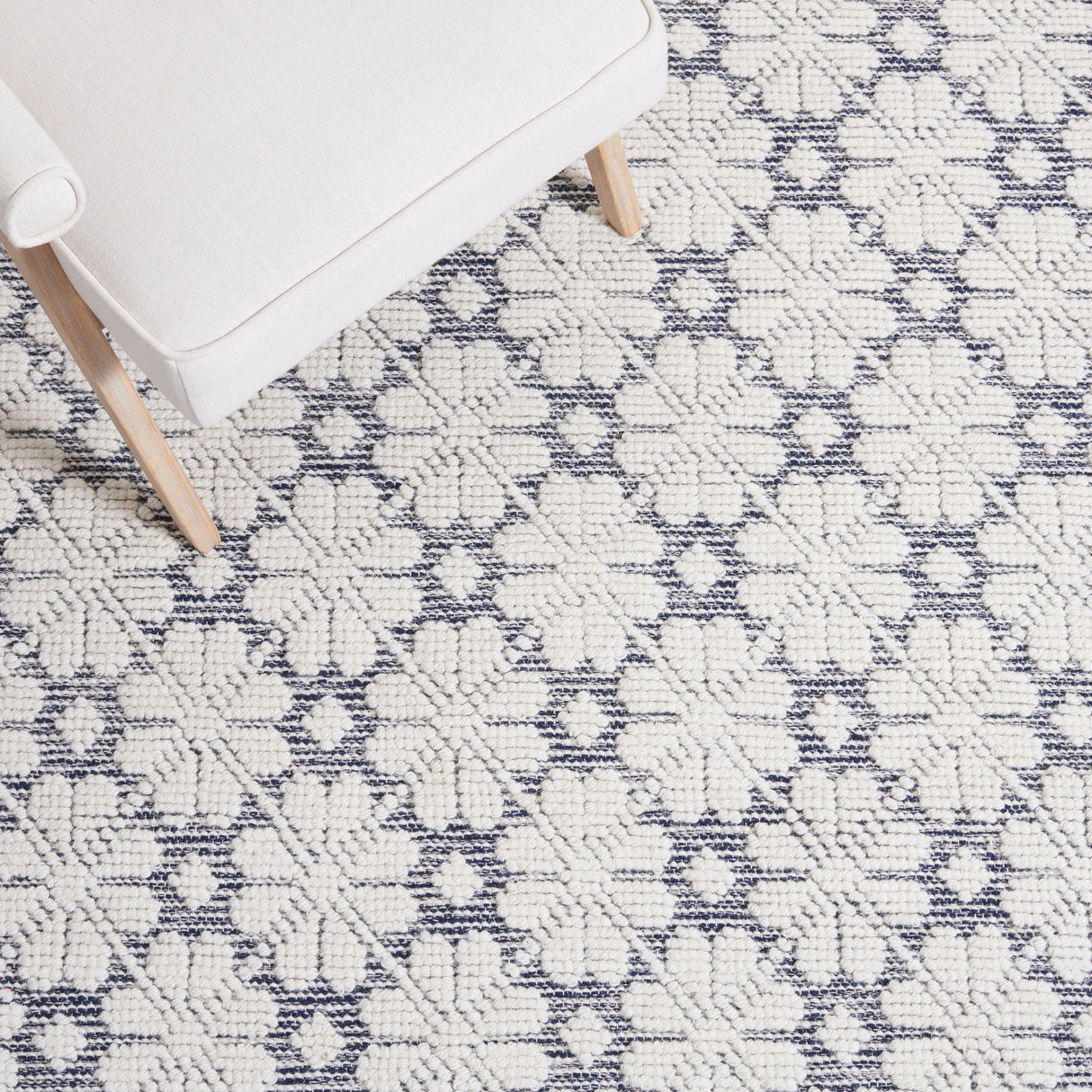 Safavieh Vermont Vrm303N Ivory/Navy Rug.