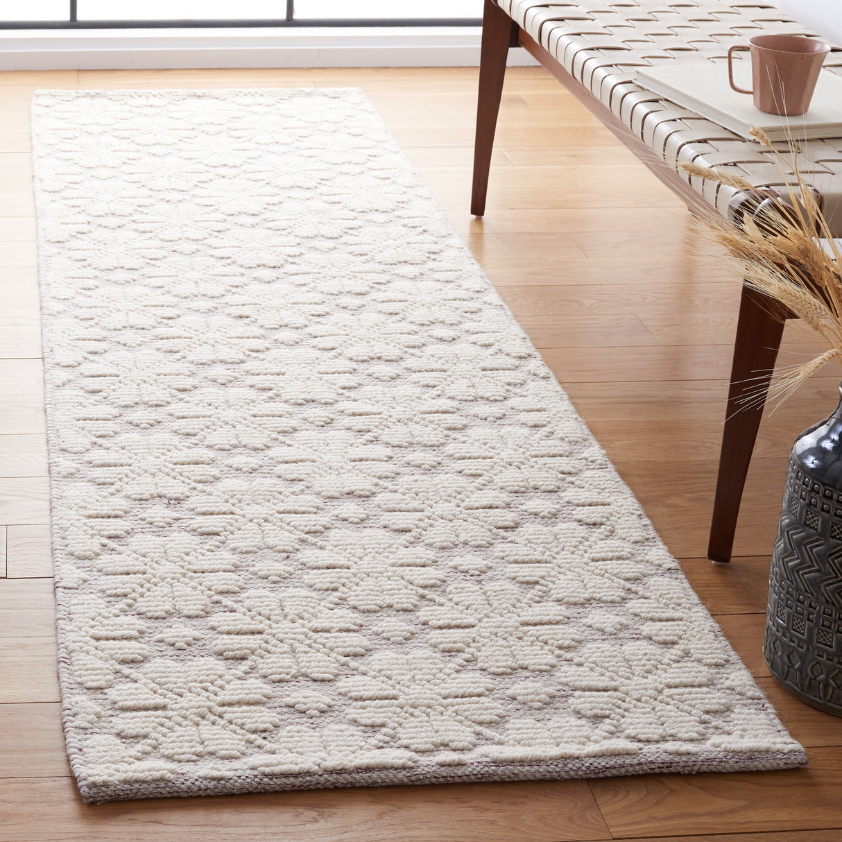 Safavieh Vermont Vrm303Q Ivory/Red Rug.