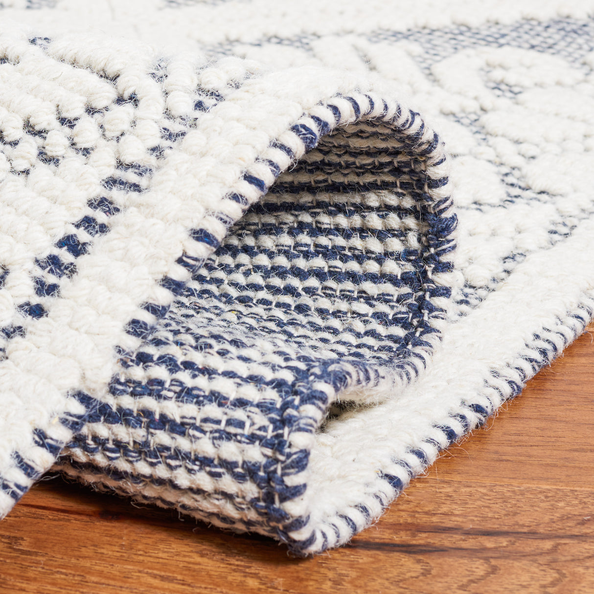 Safavieh Vermont Vrm306N Ivory/Navy Rug.