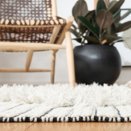 Safavieh Vermont Vrm502A Ivory/Black Rugs.