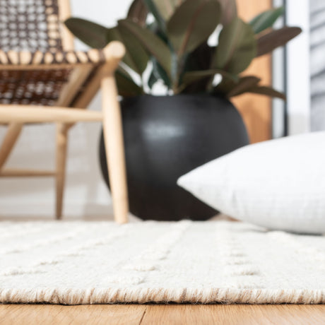 Safavieh Vermont Vrm503A Ivory/Black Rugs.