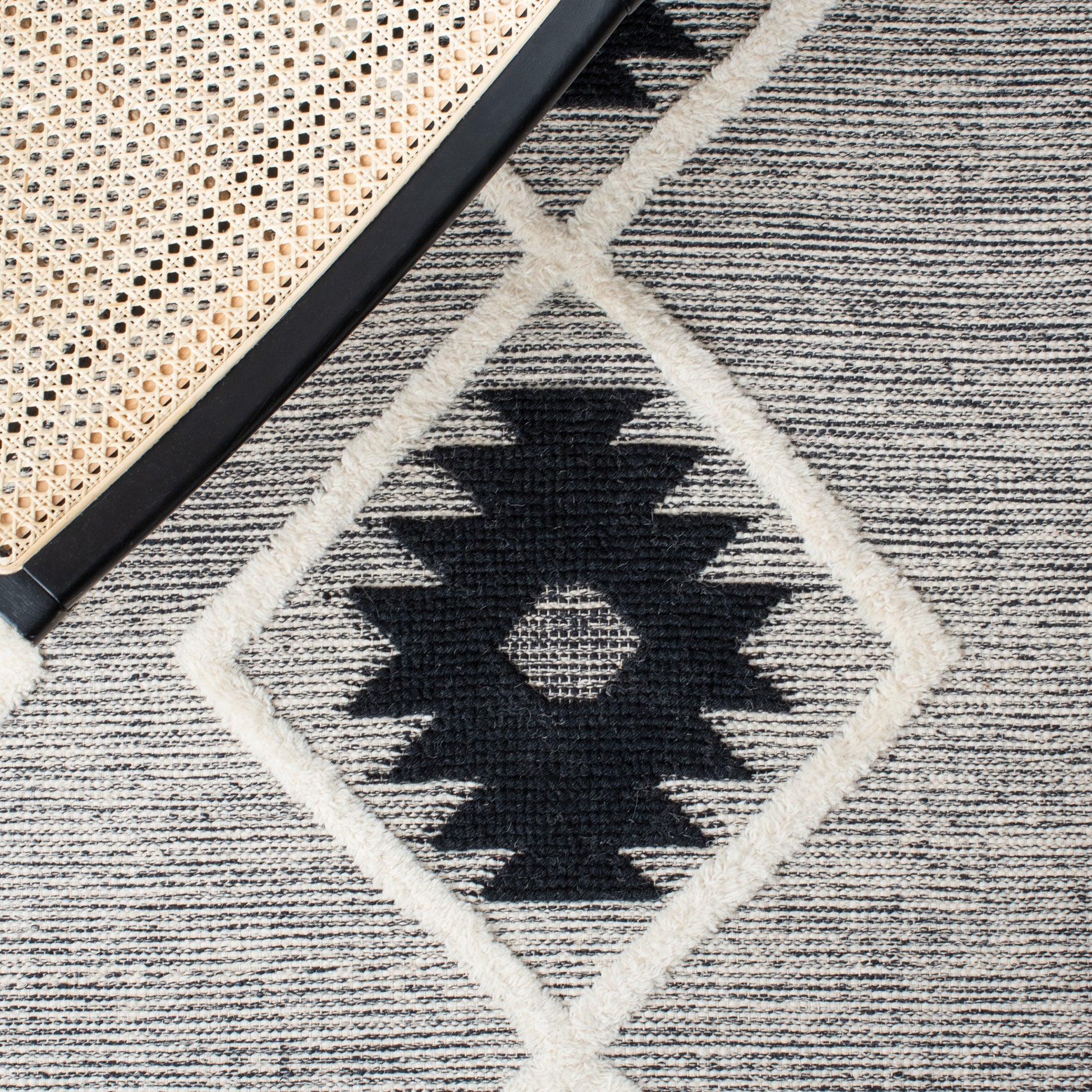 Safavieh Vermont Vrm602H Black/Ivory Area Rug