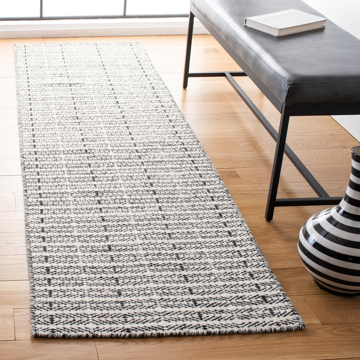 Safavieh Vermont Vrm803Z Black/Ivory Rugs.