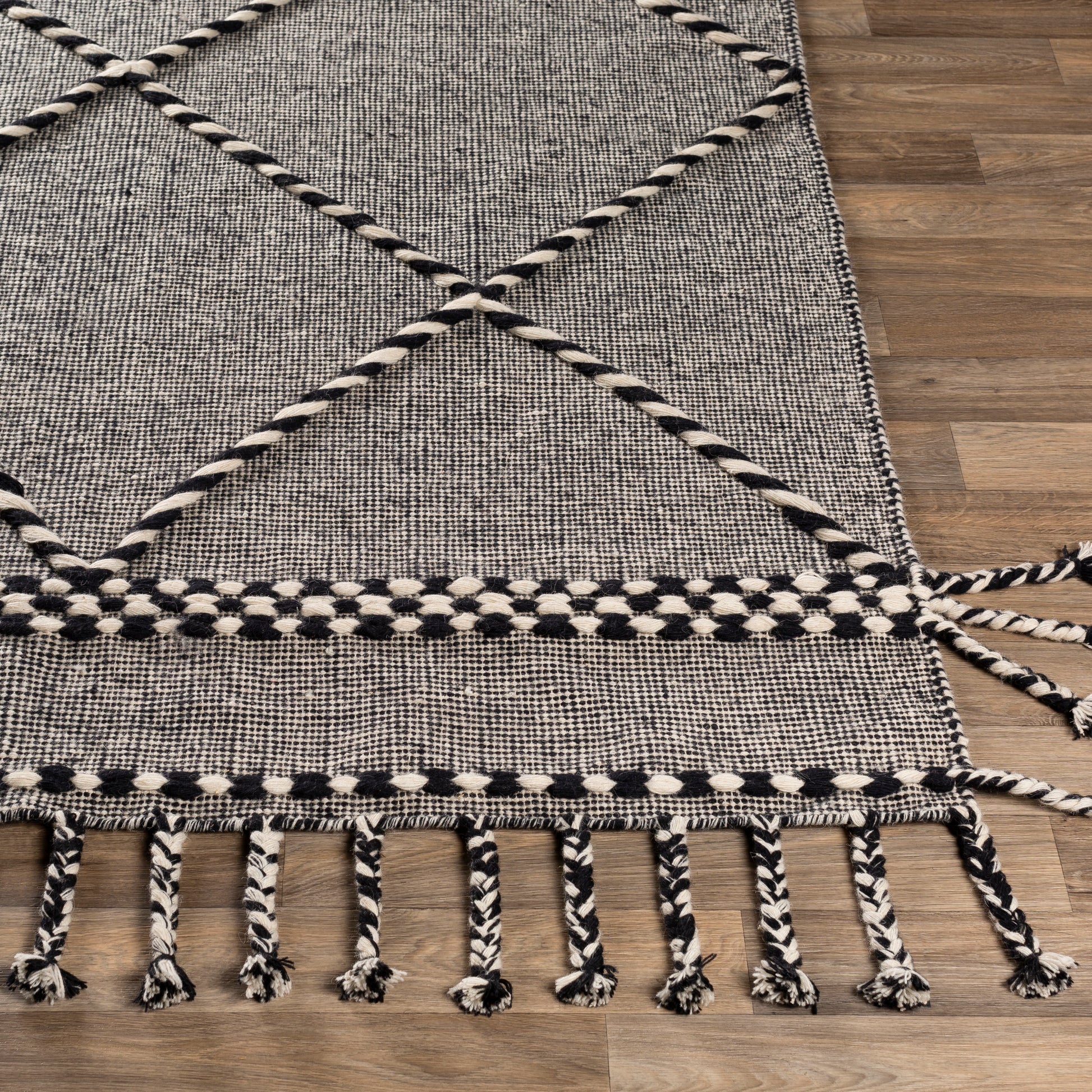 Surya Apache Apa-2306 Black, Cream Area Rug