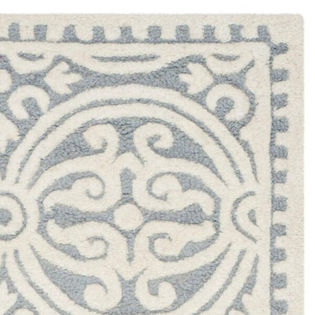 Safavieh Cambridge Cam123D Silver / Ivory Rugs.