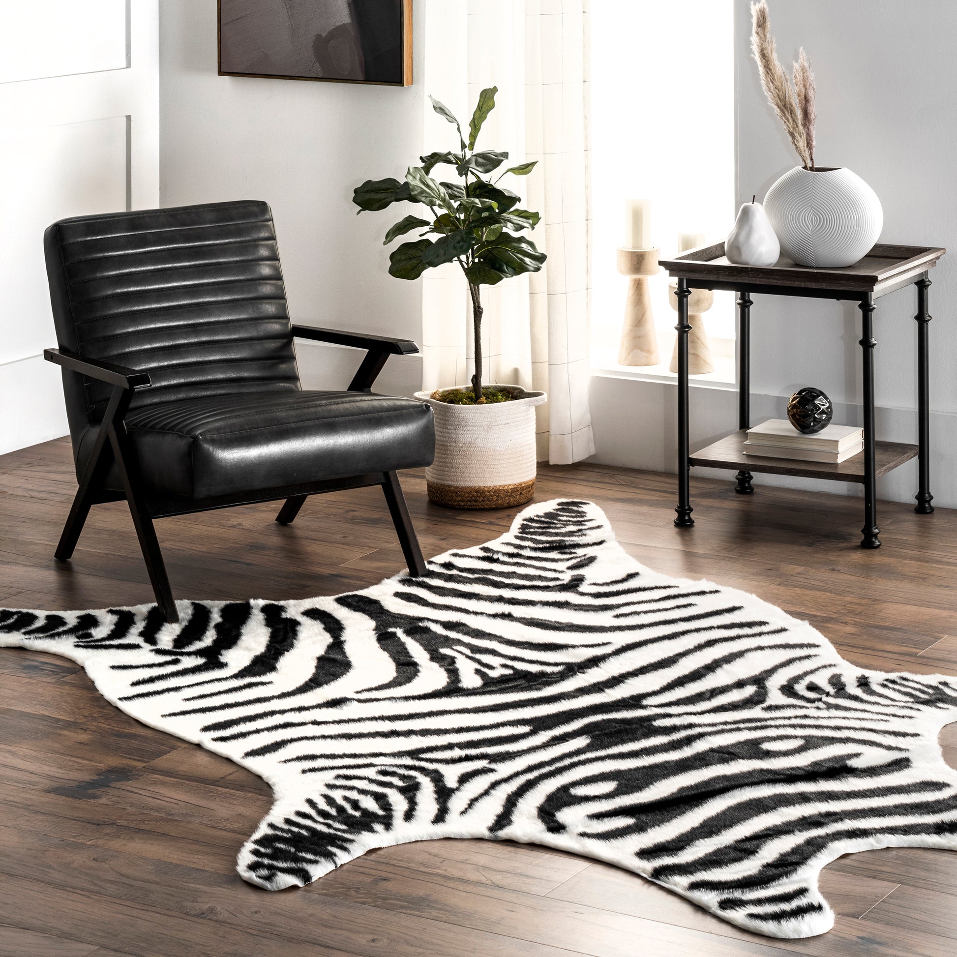 AreaRugs.com Wavaj Nwa1137A Black And White Area Rug