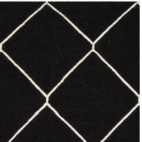 Safavieh Dhurries Dhu635A Black / Ivory Geometric Area Rug