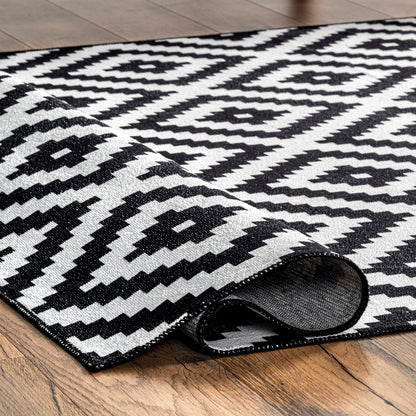 AreaRugs.com Wavaj Nwa1196A Black Area Rug