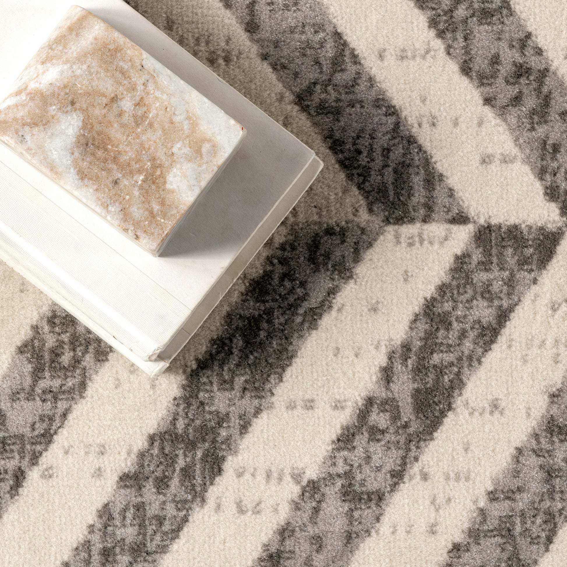 Nuloom Darleen Chevron Nda1743A Beige Area Rug