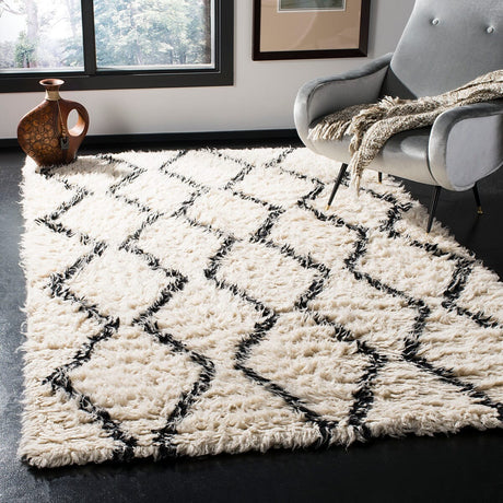 Safavieh Kenya Kny250Z Black / Ivory Rugs.