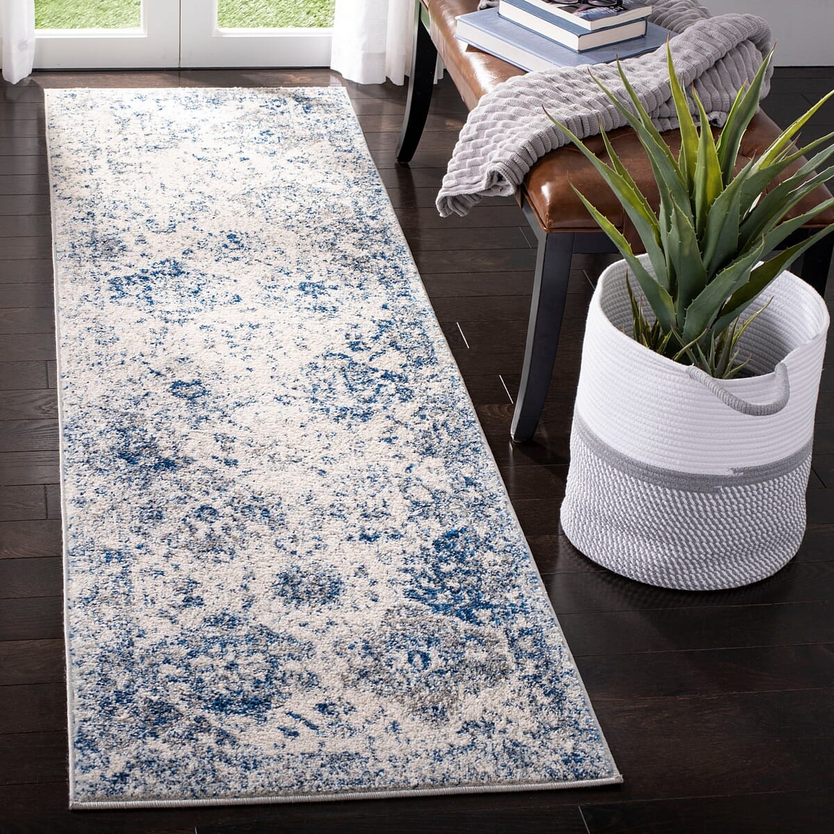 Safavieh Madison Mad611C White / Royal Blue Vintage / Distressed Area Rug