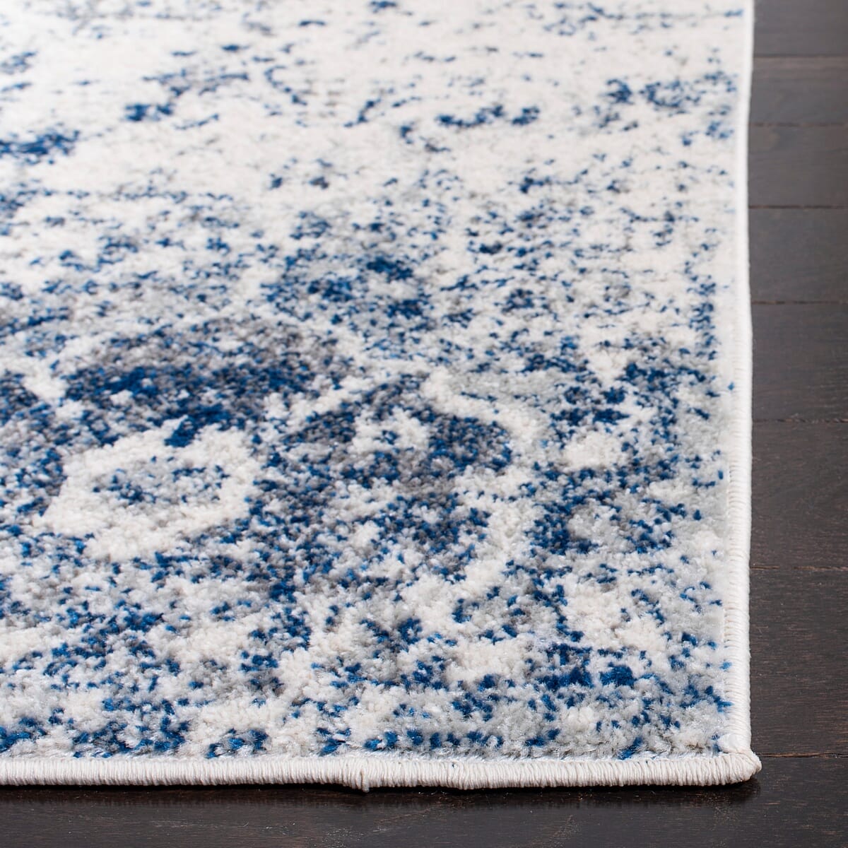 Safavieh Madison Mad611C White / Royal Blue Vintage / Distressed Area Rug