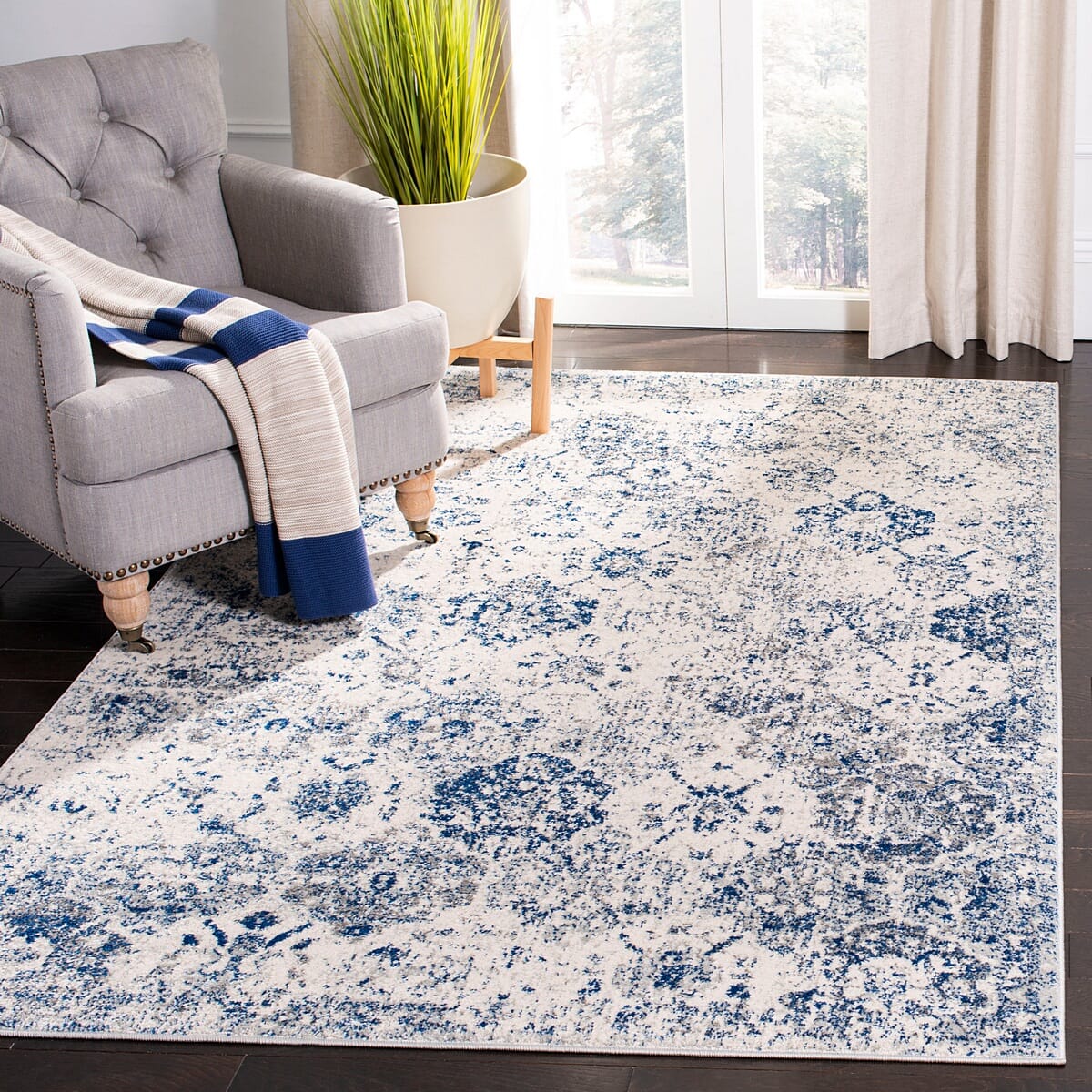 Safavieh Madison Mad611C White / Royal Blue Vintage / Distressed Area Rug