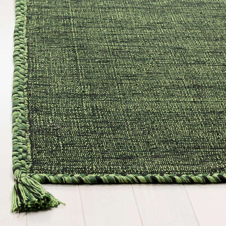 Safavieh Montauk Mtk150Y Green / Black Rugs.