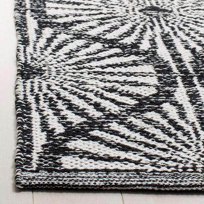 Safavieh Montauk Mtk606A Black / Ivory Geometric Area Rug