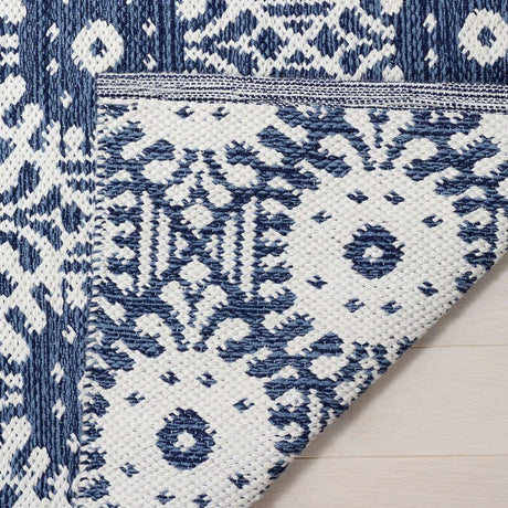 Safavieh Montauk Mtk612C Navy / Ivory Rugs.