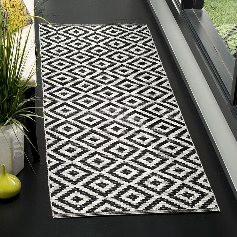 Safavieh Montauk Mtk613A Black / Ivory Geometric Area Rug