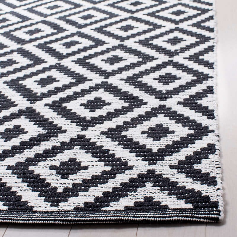 Safavieh Montauk Mtk613A Black / Ivory Geometric Area Rug