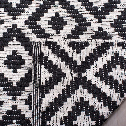 Safavieh Montauk Mtk613A Black / Ivory Geometric Area Rug