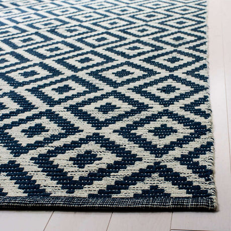 Safavieh Montauk Mtk613C Navy / Ivory Rugs.