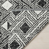 Safavieh Montauk Mtk614A Black / Ivory Geometric Area Rug