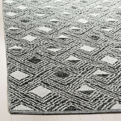 Safavieh Montauk Mtk614A Black / Ivory Geometric Area Rug