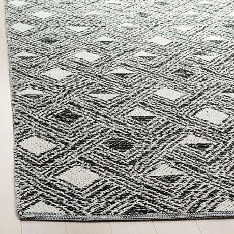 Safavieh Montauk Mtk614A Black / Ivory Rugs.