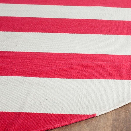 Safavieh Montauk Mtk712B Red / White Rugs.