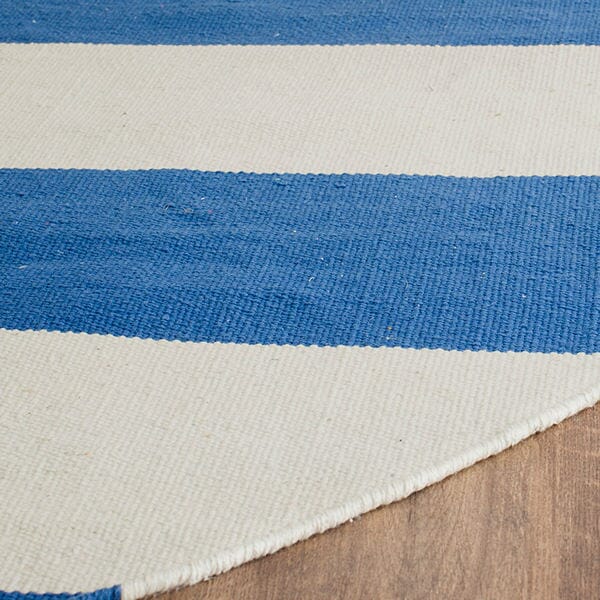 Safavieh Montauk Mtk712C Blue / White Rugs.
