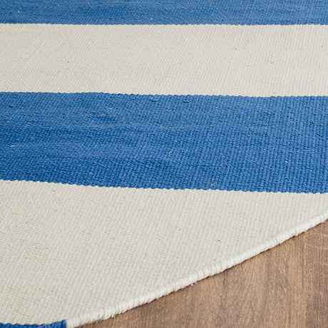 Safavieh Montauk Mtk712C Blue / White Rugs.