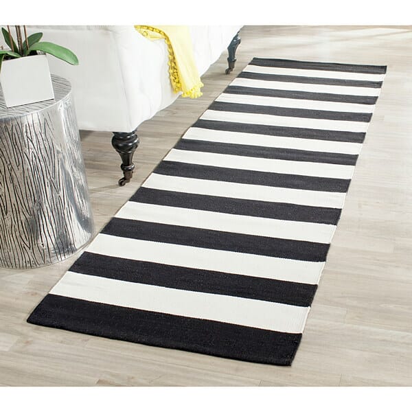 Safavieh Montauk Mtk712D Black / White Rugs.