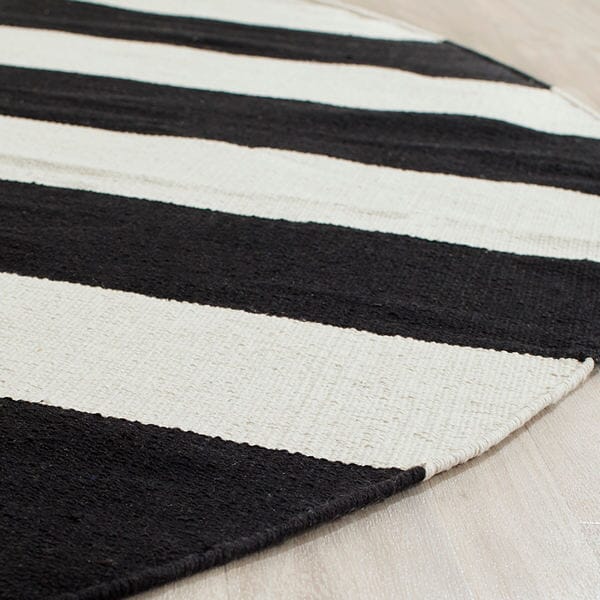 Safavieh Montauk Mtk712D Black / White Rugs.