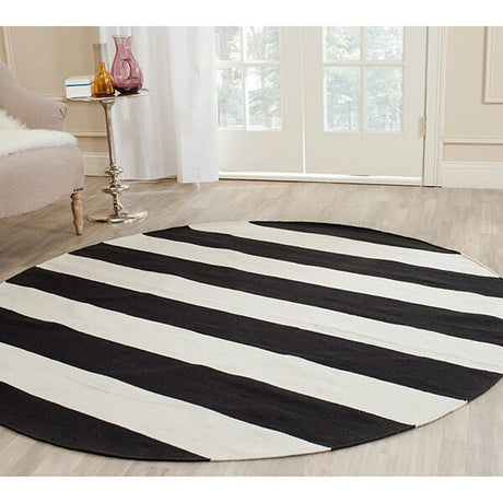 Safavieh Montauk Mtk712D Black / White Rugs.