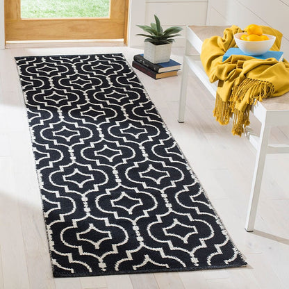 Safavieh Montauk Mtk722D Black / Ivory Geometric Area Rug