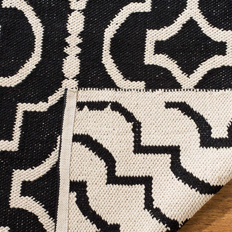 Safavieh Montauk Mtk722D Black / Ivory Geometric Area Rug