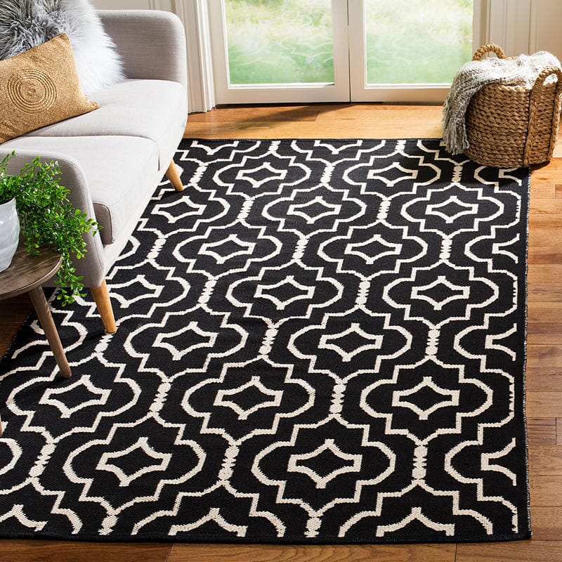 Safavieh Montauk Mtk722D Black / Ivory Geometric Area Rug