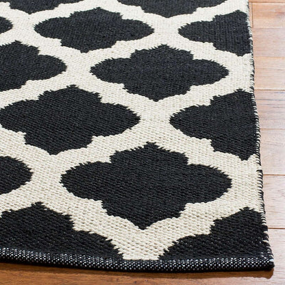 Safavieh Montauk Mtk723D Black / Ivory Geometric Area Rug