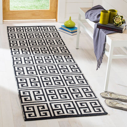 Safavieh Montauk Mtk724D Black / Ivory Geometric Area Rug