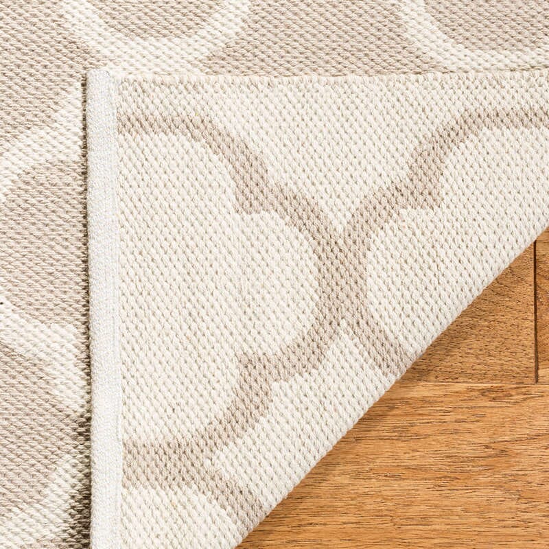 Safavieh Montauk Mtk725A Grey / Ivory Geometric Area Rug