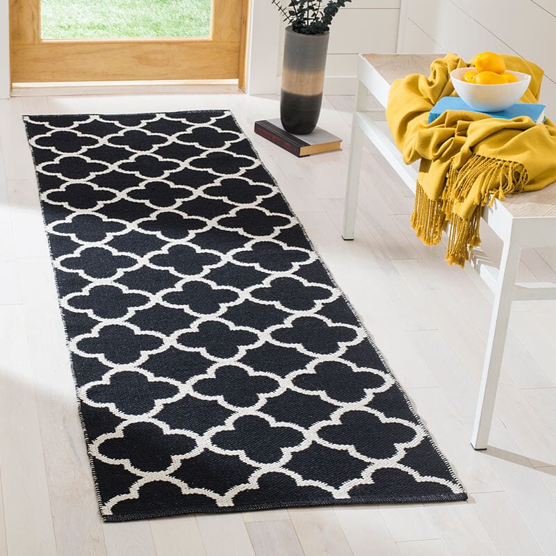 Safavieh Montauk Mtk725D Black / Ivory Geometric Area Rug