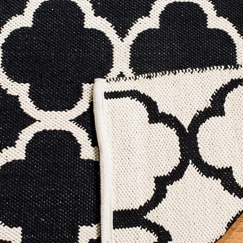 Safavieh Montauk Mtk725D Black / Ivory Geometric Area Rug