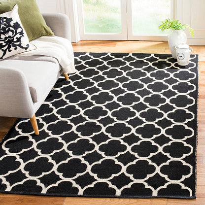 Safavieh Montauk Mtk725D Black / Ivory Geometric Area Rug