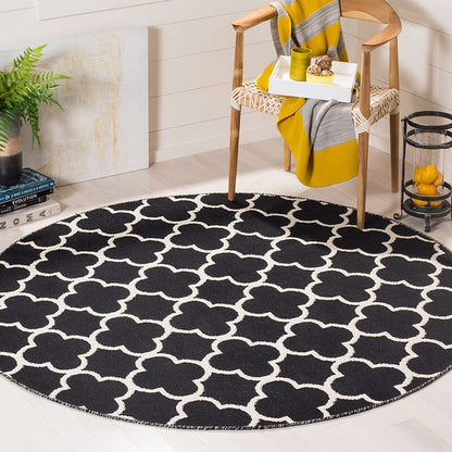 Safavieh Montauk Mtk725D Black / Ivory Geometric Area Rug