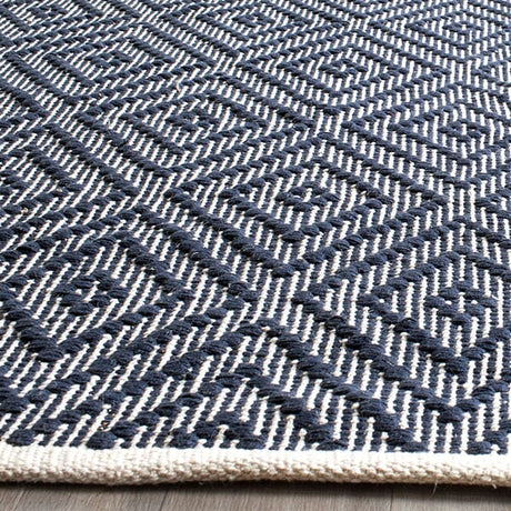 Safavieh Montauk Mtk811C Navy / Ivory Rugs.