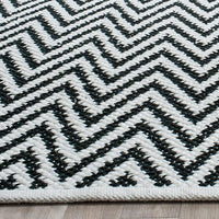 Safavieh Montauk Mtk812D Black / Ivory Chevron Area Rug