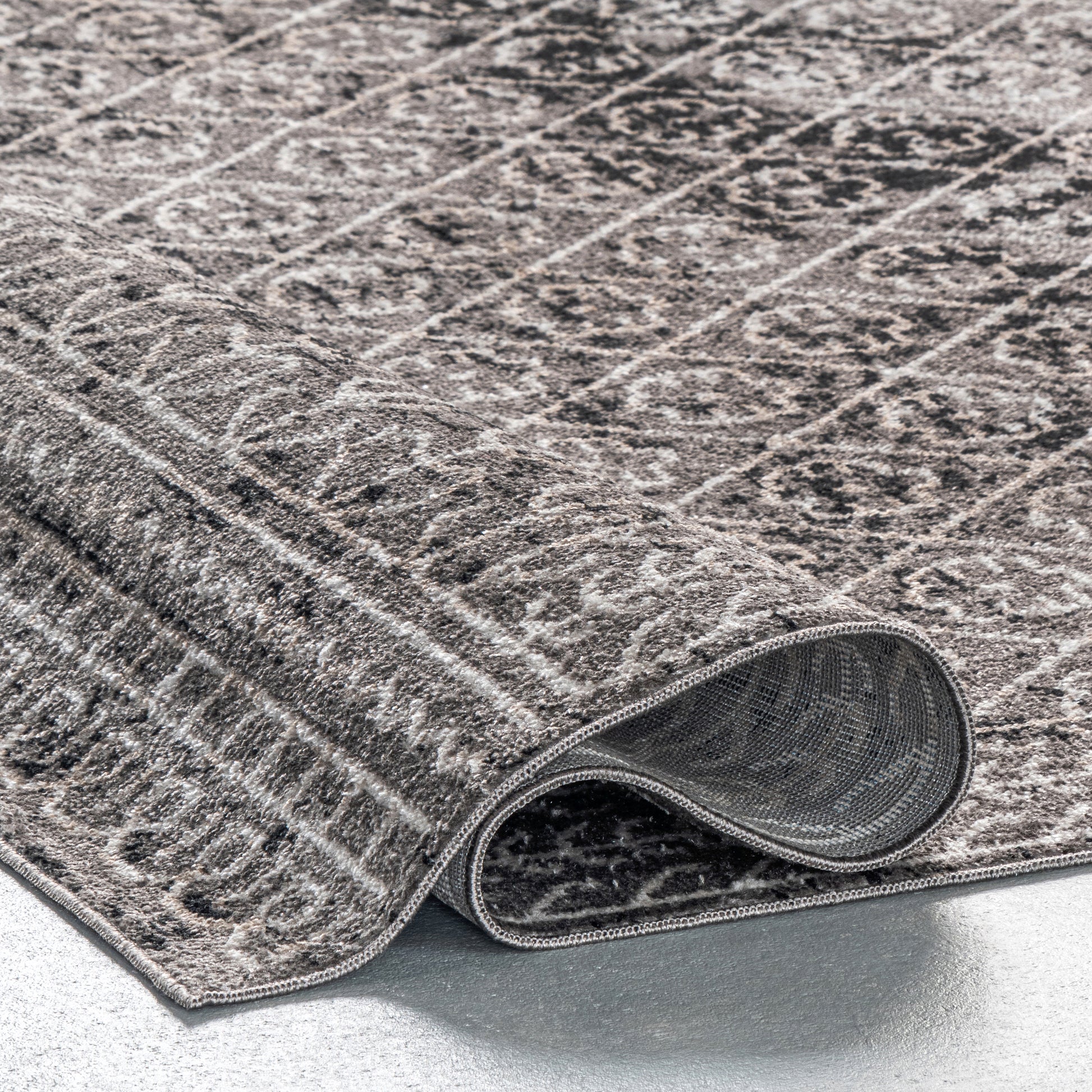 AreaRugs.com Wavaj Nwa1272B Gray Area Rug