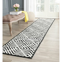 Safavieh Newport Npt436B Black / White Geometric Area Rug